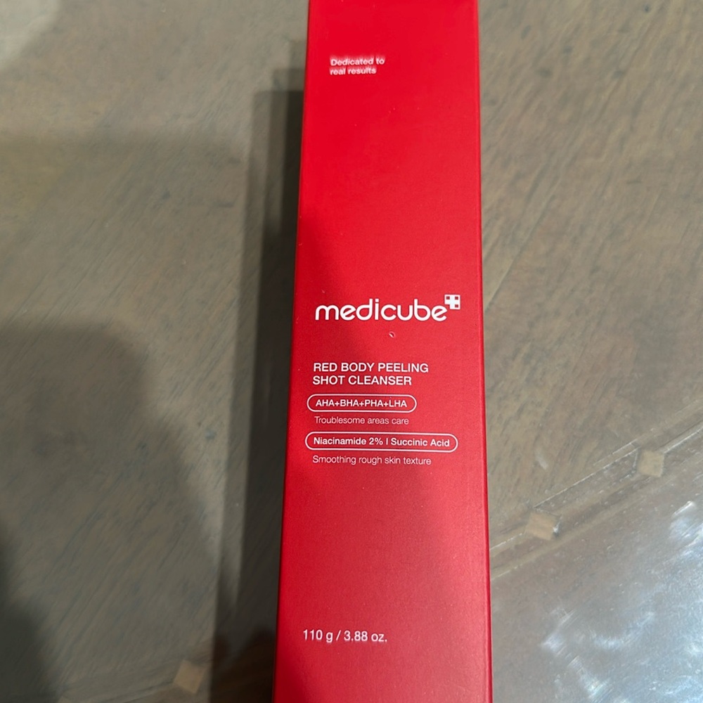 Medicube red body peeling shot cleanser